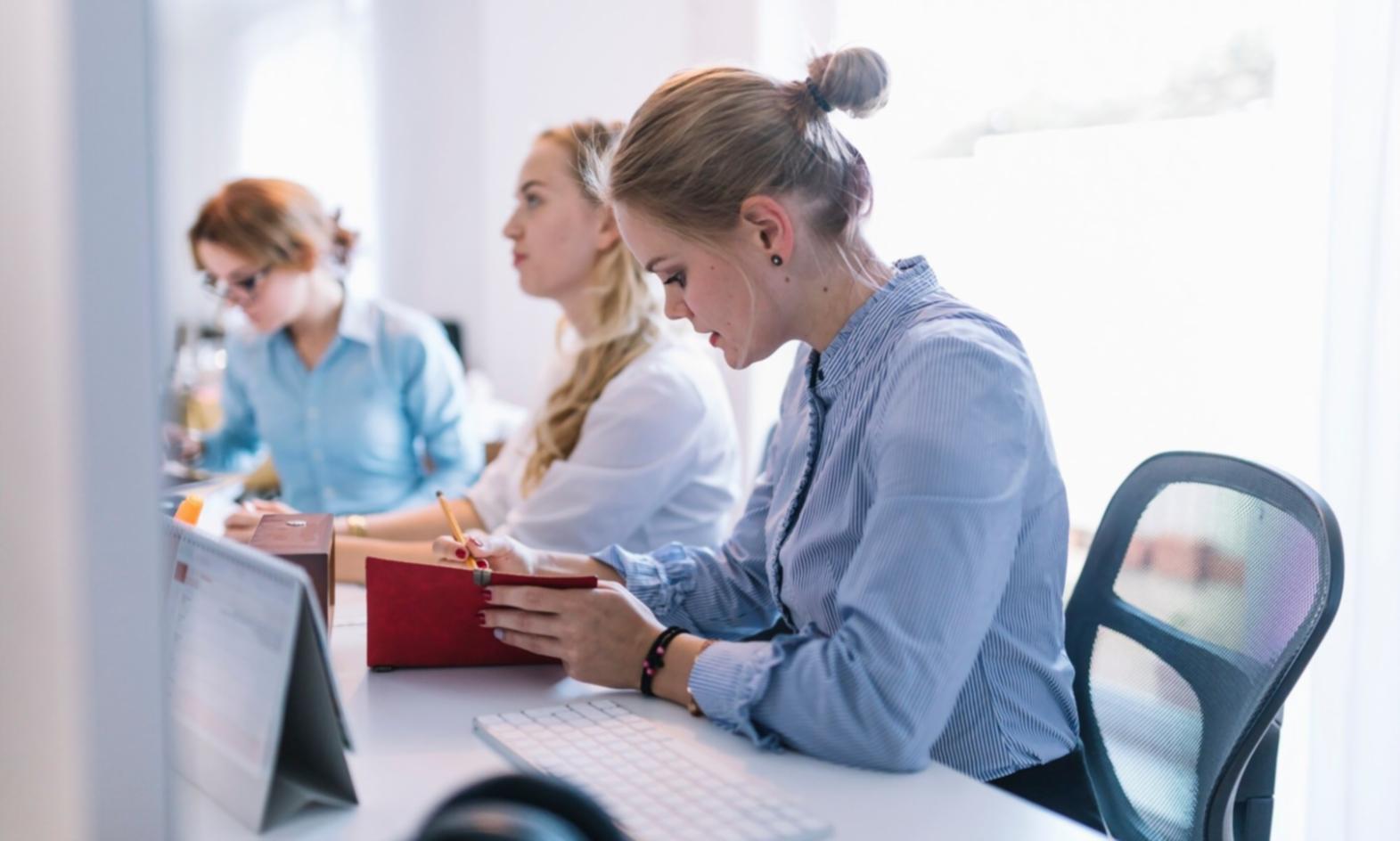 Professionelle Finanzanalyse im modernen Büroumfeld