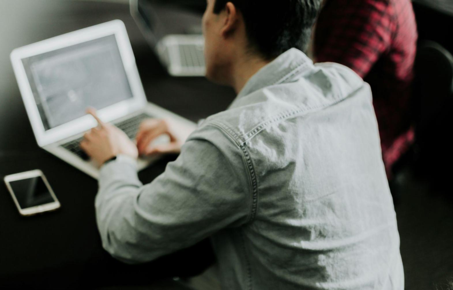 Teamarbeit bei der Analyse von Finanzprognosen