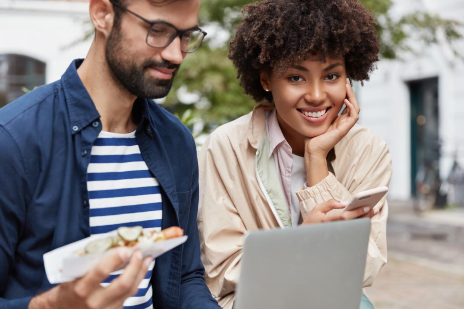 Beratungsgespräch mit Kunden über Finanzplanung